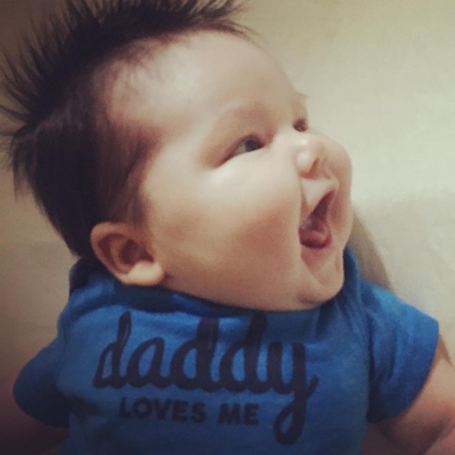 20 фотографій, на яких малюки посміхаються вперше в житті