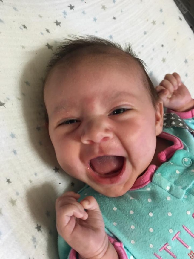 20 фотографій, на яких малюки посміхаються вперше в житті