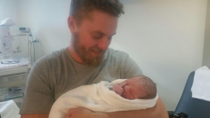25 пап, які не стали стримувати емоції при вигляді своєї новонародженої дитини