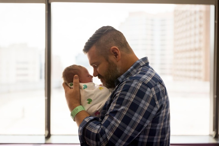 25 пап, які не стали стримувати емоції при вигляді своєї новонародженої дитини