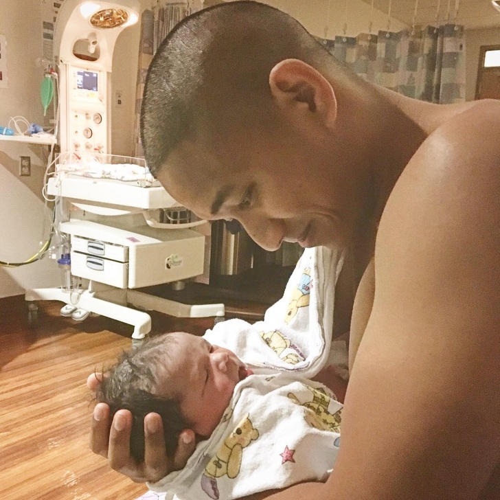 25 пап, які не стали стримувати емоції при вигляді своєї новонародженої дитини