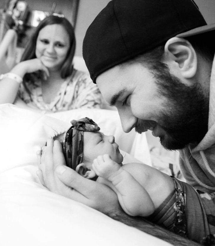 25 пап, які не стали стримувати емоції при вигляді своєї новонародженої дитини