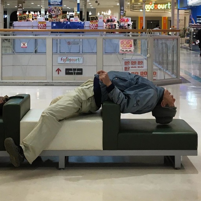 28 фотографій чоловіків, чия сила волі гартувалася в магазинах