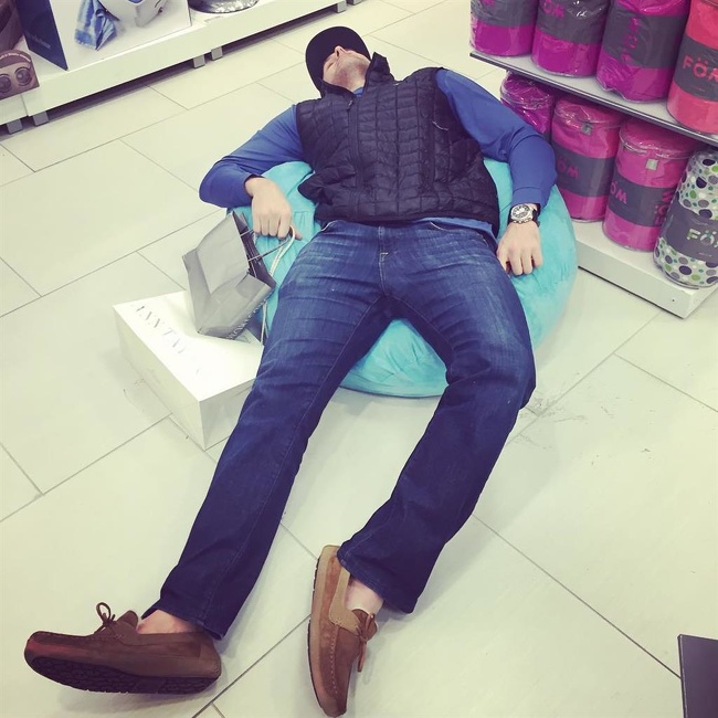 28 фотографій чоловіків, чия сила волі гартувалася в магазинах