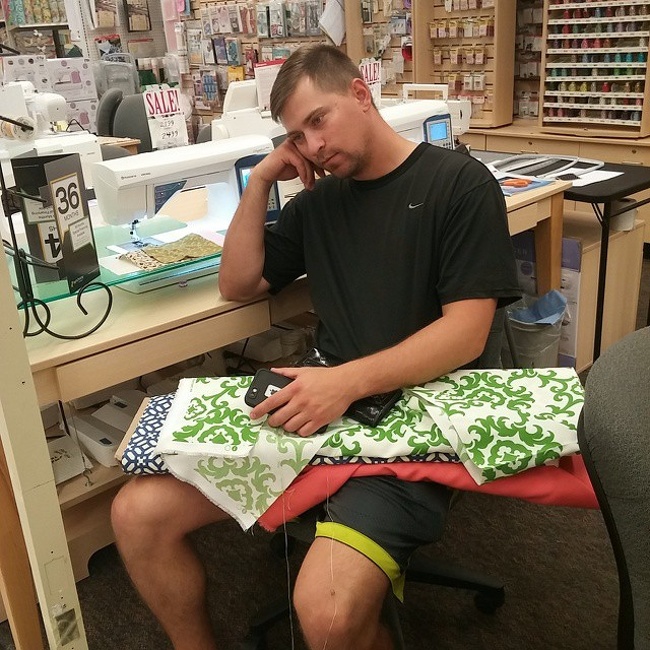 28 фотографій чоловіків, чия сила волі гартувалася в магазинах