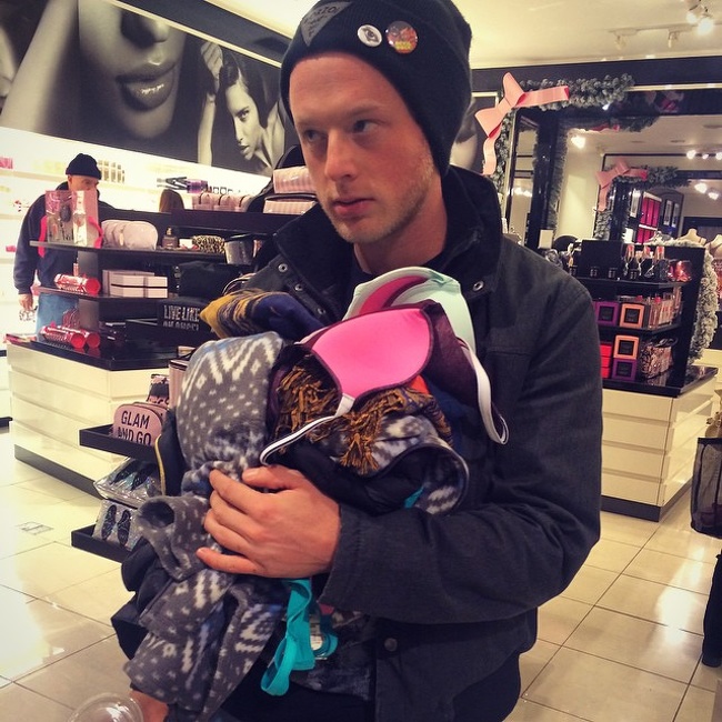 28 фотографій чоловіків, чия сила волі гартувалася в магазинах