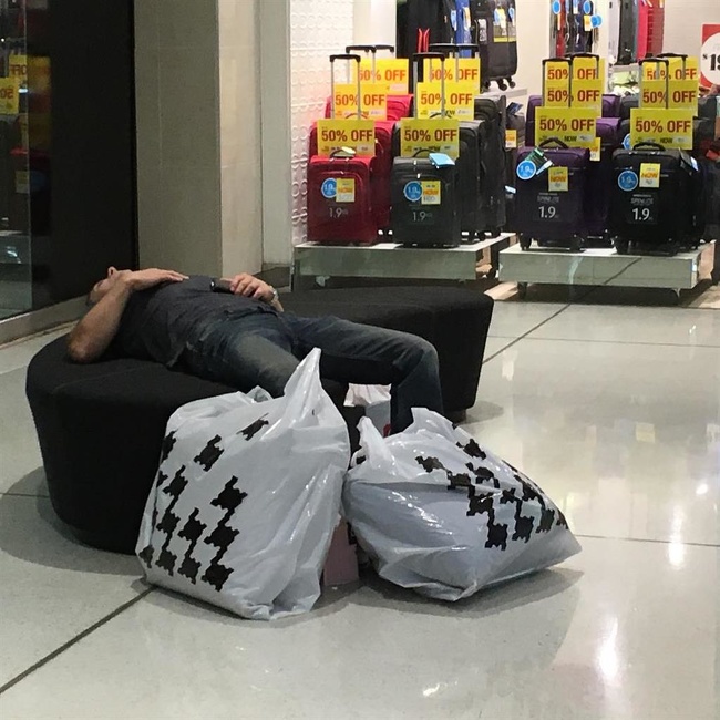 28 фотографій чоловіків, чия сила волі гартувалася в магазинах