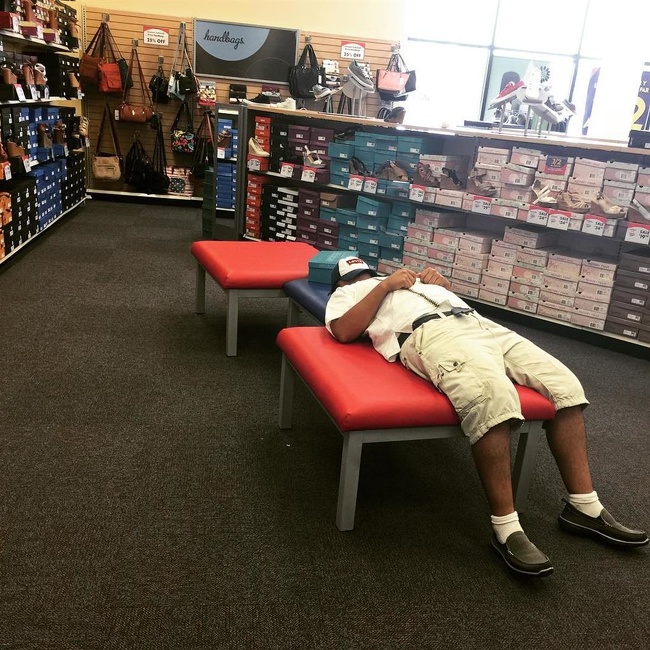 28 фотографій чоловіків, чия сила волі гартувалася в магазинах