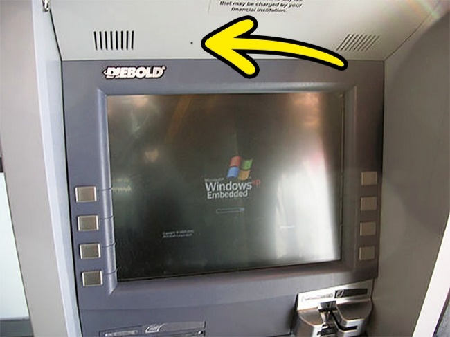 4 ознаки того, що банкомат був зламаний шахраями