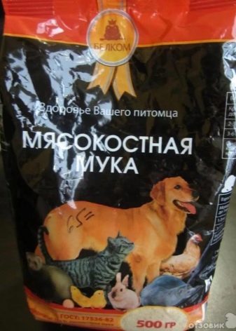 Прикорм цуценят (18 фото): коли вводити перший прикорм? Що давати цуценятам у віці двох і трьох тижнів?
