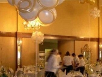Прикраса кулями на весілля (42 фото): декоруємо великими гелієвими повітряними кулями весільну альтанку, під’їзд або двір і задній фон для фотозоны