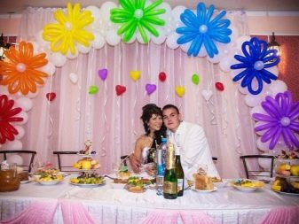 Прикраса кулями на весілля (42 фото): декоруємо великими гелієвими повітряними кулями весільну альтанку, під’їзд або двір і задній фон для фотозоны