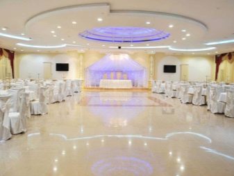 Прикраса залу на весілля (86 фото): оформлення весільного банкетного приміщення в стилі «рустик» та інших