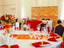 Прикраса залу на весілля (86 фото): оформлення весільного банкетного приміщення в стилі «рустик» та інших