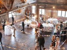 Прикраса залу на весілля (86 фото): оформлення весільного банкетного приміщення в стилі «рустик» та інших