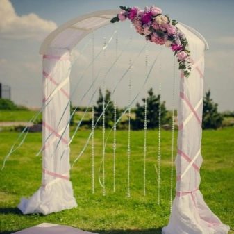 Прикраса залу на весілля (86 фото): оформлення весільного банкетного приміщення в стилі «рустик» та інших