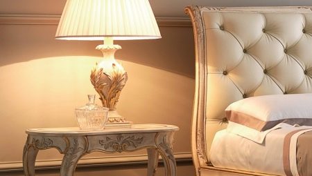 Приліжкові столики для спальні (40 фото): круглі скляні та ковані столи, білі і іншого кольору моделі на коліщатках