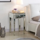 Приліжкові столики для спальні (40 фото): круглі скляні та ковані столи, білі і іншого кольору моделі на коліщатках