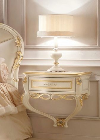 Приліжкові столики для спальні (40 фото): круглі скляні та ковані столи, білі і іншого кольору моделі на коліщатках