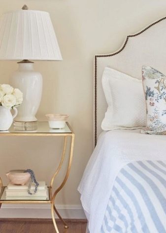 Приліжкові столики для спальні (40 фото): круглі скляні та ковані столи, білі і іншого кольору моделі на коліщатках