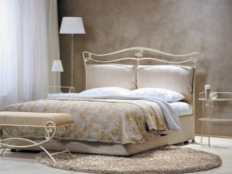 Приліжкові столики для спальні (40 фото): круглі скляні та ковані столи, білі і іншого кольору моделі на коліщатках