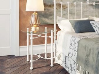 Приліжкові столики для спальні (40 фото): круглі скляні та ковані столи, білі і іншого кольору моделі на коліщатках