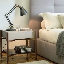 Приліжкові столики для спальні (40 фото): круглі скляні та ковані столи, білі і іншого кольору моделі на коліщатках