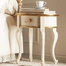 Приліжкові столики для спальні (40 фото): круглі скляні та ковані столи, білі і іншого кольору моделі на коліщатках