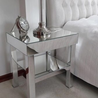 Приліжкові столики для спальні (40 фото): круглі скляні та ковані столи, білі і іншого кольору моделі на коліщатках