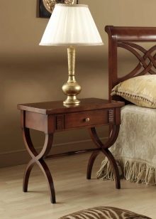 Приліжкові столики для спальні (40 фото): круглі скляні та ковані столи, білі і іншого кольору моделі на коліщатках