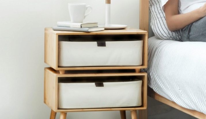 Приліжкові столики для спальні (40 фото): круглі скляні та ковані столи, білі і іншого кольору моделі на коліщатках