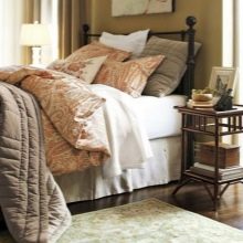 Приліжкові столики для спальні (40 фото): круглі скляні та ковані столи, білі і іншого кольору моделі на коліщатках