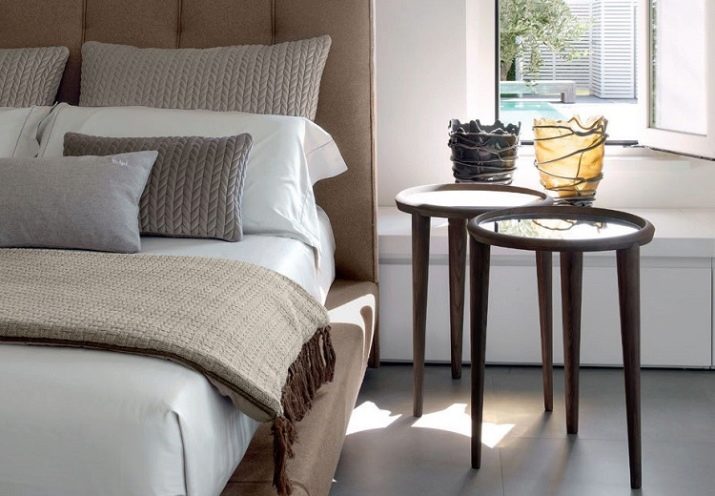 Приліжкові столики для спальні (40 фото): круглі скляні та ковані столи, білі і іншого кольору моделі на коліщатках