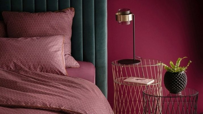 Приліжкові столики для спальні (40 фото): круглі скляні та ковані столи, білі і іншого кольору моделі на коліщатках