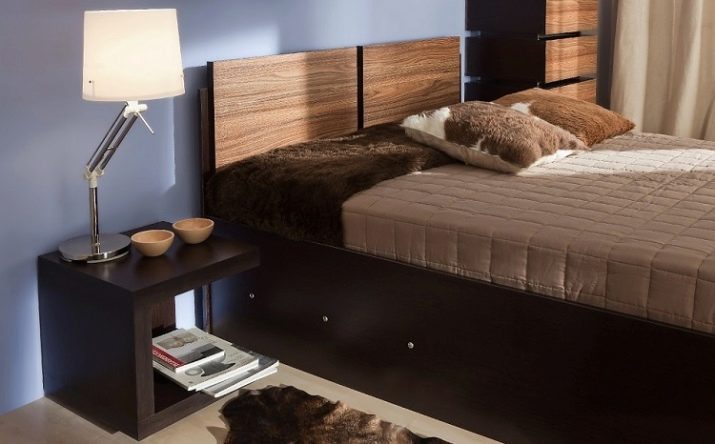 Приліжкові столики для спальні (40 фото): круглі скляні та ковані столи, білі і іншого кольору моделі на коліщатках