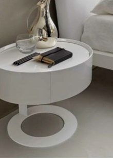 Приліжкові столики для спальні (40 фото): круглі скляні та ковані столи, білі і іншого кольору моделі на коліщатках