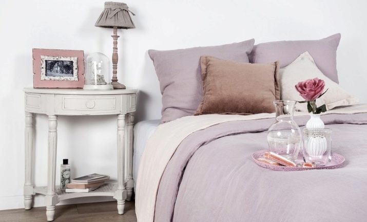 Приліжкові столики для спальні (40 фото): круглі скляні та ковані столи, білі і іншого кольору моделі на коліщатках