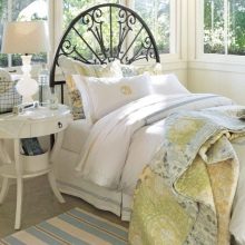 Приліжкові столики для спальні (40 фото): круглі скляні та ковані столи, білі і іншого кольору моделі на коліщатках