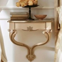 Приліжкові столики для спальні (40 фото): круглі скляні та ковані столи, білі і іншого кольору моделі на коліщатках