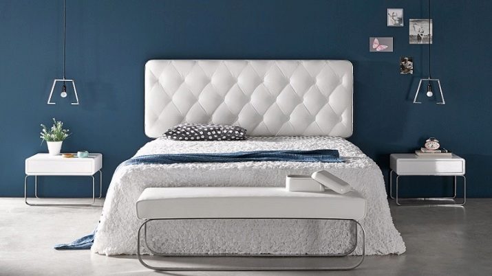 Приліжкові столики для спальні (40 фото): круглі скляні та ковані столи, білі і іншого кольору моделі на коліщатках