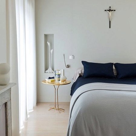 Приліжкові столики для спальні (40 фото): круглі скляні та ковані столи, білі і іншого кольору моделі на коліщатках