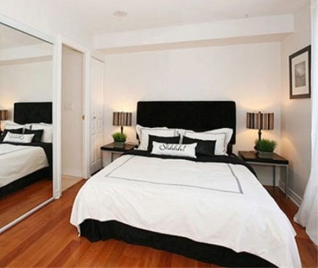 Приліжкові столики для спальні (40 фото): круглі скляні та ковані столи, білі і іншого кольору моделі на коліщатках