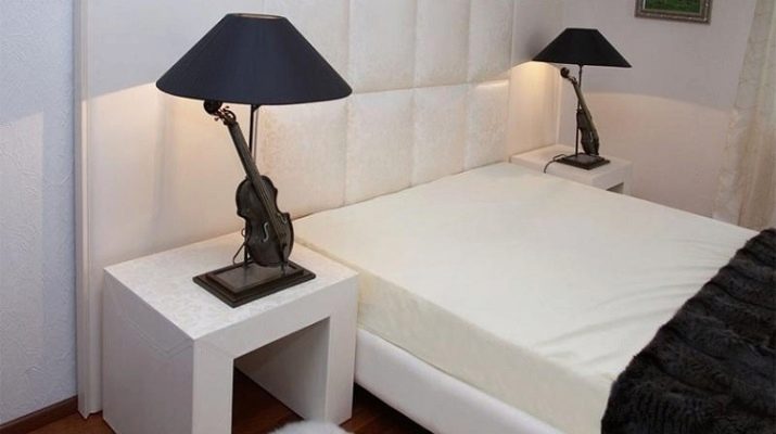 Приліжкові столики для спальні (40 фото): круглі скляні та ковані столи, білі і іншого кольору моделі на коліщатках