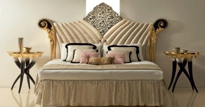 Приліжкові столики для спальні (40 фото): круглі скляні та ковані столи, білі і іншого кольору моделі на коліщатках