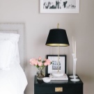 Приліжкові столики для спальні (40 фото): круглі скляні та ковані столи, білі і іншого кольору моделі на коліщатках