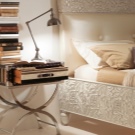 Приліжкові столики для спальні (40 фото): круглі скляні та ковані столи, білі і іншого кольору моделі на коліщатках