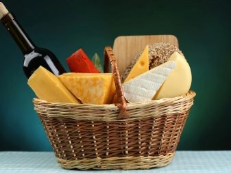 Продуктовий кошик в подарунок (25 фото): кошик з солодощами і чайна кошик, сирні, м’ясні кошики і інші варіанти продовольчого подарунка