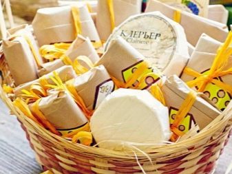 Продуктовий кошик в подарунок (25 фото): кошик з солодощами і чайна кошик, сирні, м’ясні кошики і інші варіанти продовольчого подарунка