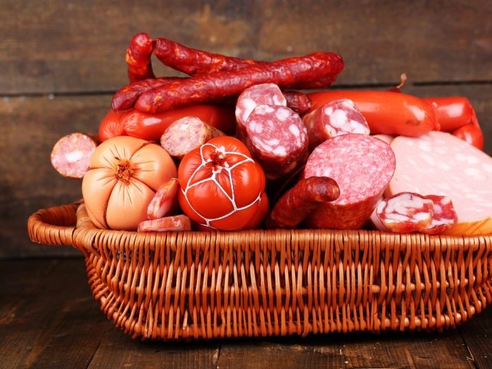 Продуктовий кошик в подарунок (25 фото): кошик з солодощами і чайна кошик, сирні, м’ясні кошики і інші варіанти продовольчого подарунка