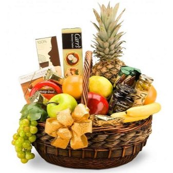 Продуктовий кошик в подарунок (25 фото): кошик з солодощами і чайна кошик, сирні, м’ясні кошики і інші варіанти продовольчого подарунка